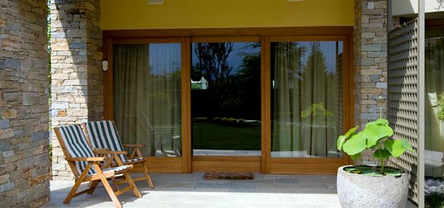 infissi finestre in legno massello nel Cilento Italia